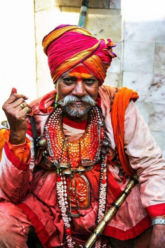 Sadhu con turbante colorido, collares y vestimenta tradicional en India, una imagen cultural para ilustrar consejos para viajar a la India.