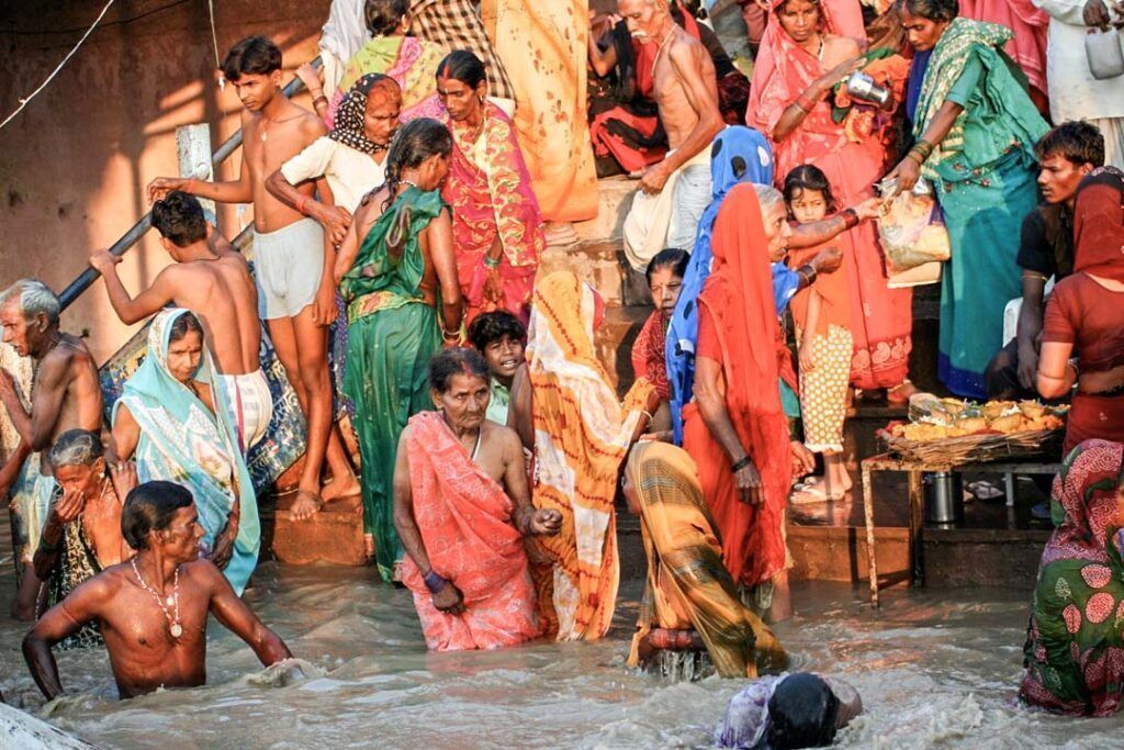 Peregrinos realizando un baño ritual en el río Ganges, una escena cultural y espiritual para ilustrar consejos para viajar a la India.