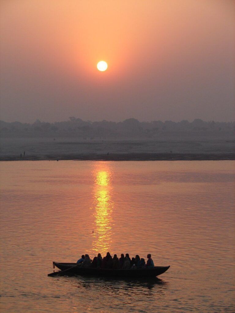 Barca navegando al atardecer por el río Ganges, una experiencia espiritual y fotográfica para incluir en los consejos para viajar a la India.