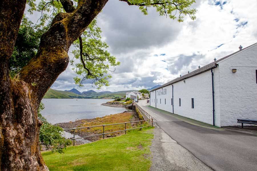 Destilería Talisker junto al mar, una parada diferente que ver en la Isla de Skye en 1 día