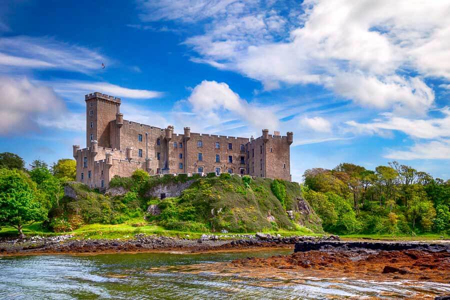 Castillo de Dunvegan frente al mar, visita histórica que ver en la Isla de Skye en 1 día