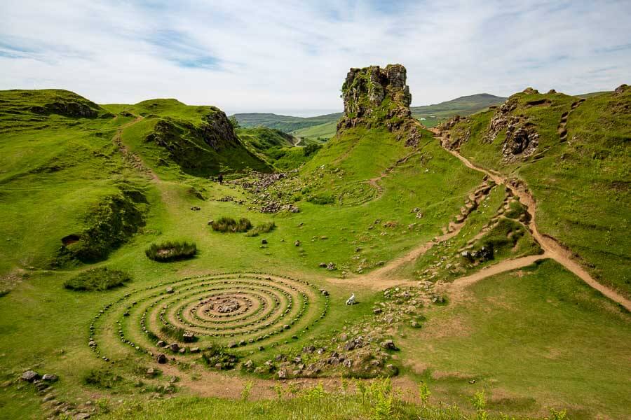 Vista panorámica de Fairy Glen con círculos de piedra, lugar mágico que ver en la Isla de Skye en 1 día