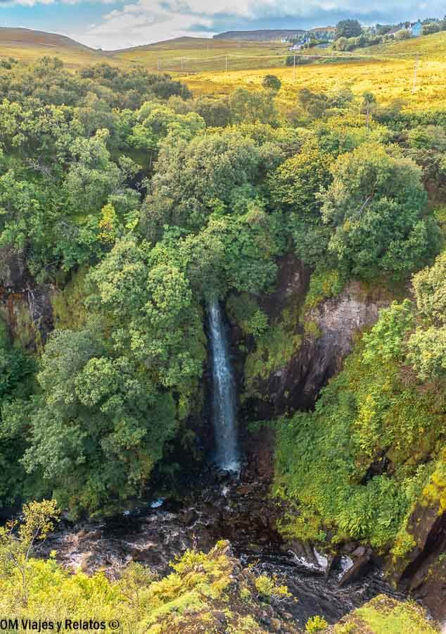 Cascada de Lealt Falls cayendo entre un cañón verde, paisaje natural que ver en la Isla de Skye en 1 día