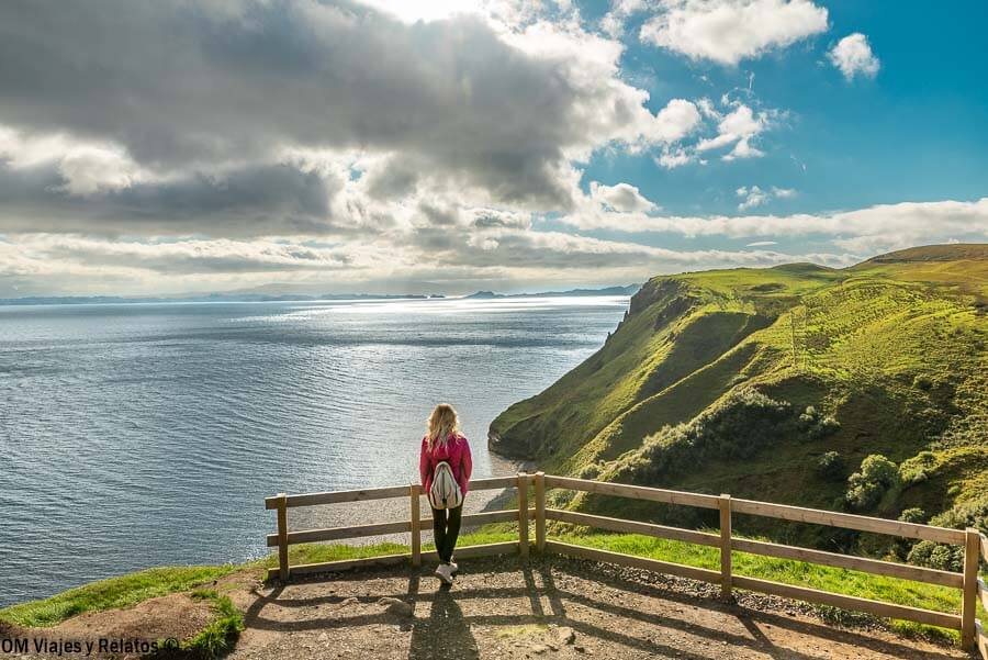 Una servidora en el mirador de Lealt Falls con vistas a los acantilados, paisaje espectacular que ver en la Isla de Skye en 1 día