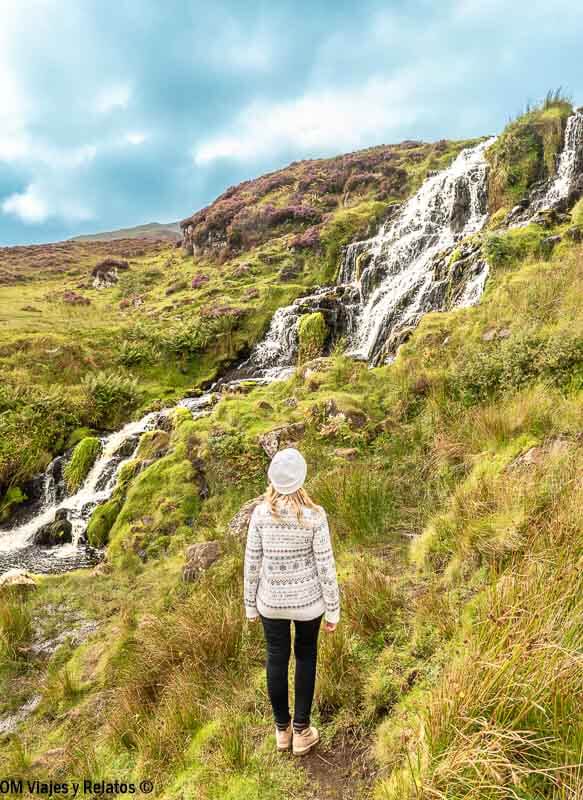 Foto mia contemplando la cascada Bride's Veil Falls, parada imprescindible que ver en la Isla de Skye en 1 día