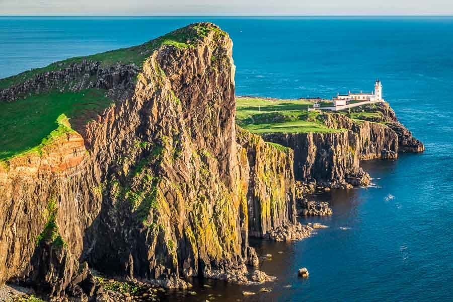 Impresionantes acantilados y faro de Neist Point al atardecer, uno de los paisajes más espectaculares que ver en la Isla de Skye en 1 día