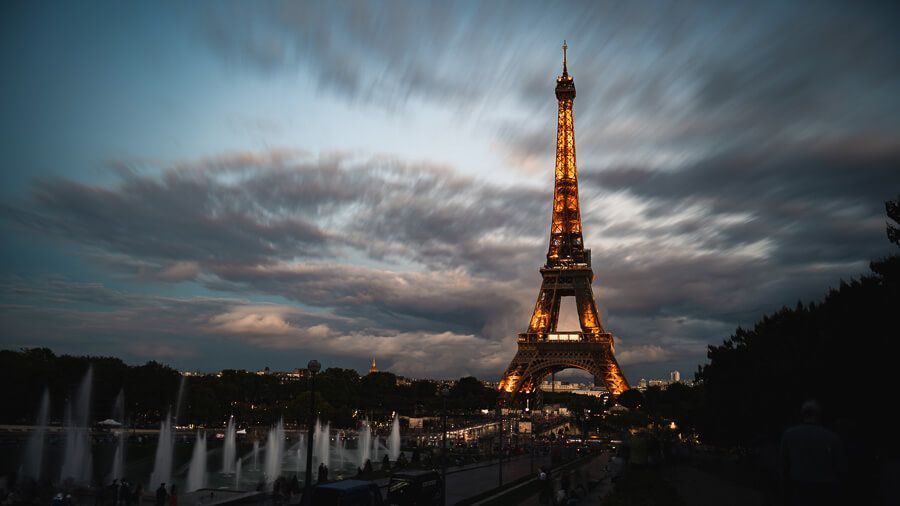 La Torre Eiffel iluminada al atardecer en París, imagen perfecta para hablar de mapas, reservas y usar Internet en Europa durante el viaje.
