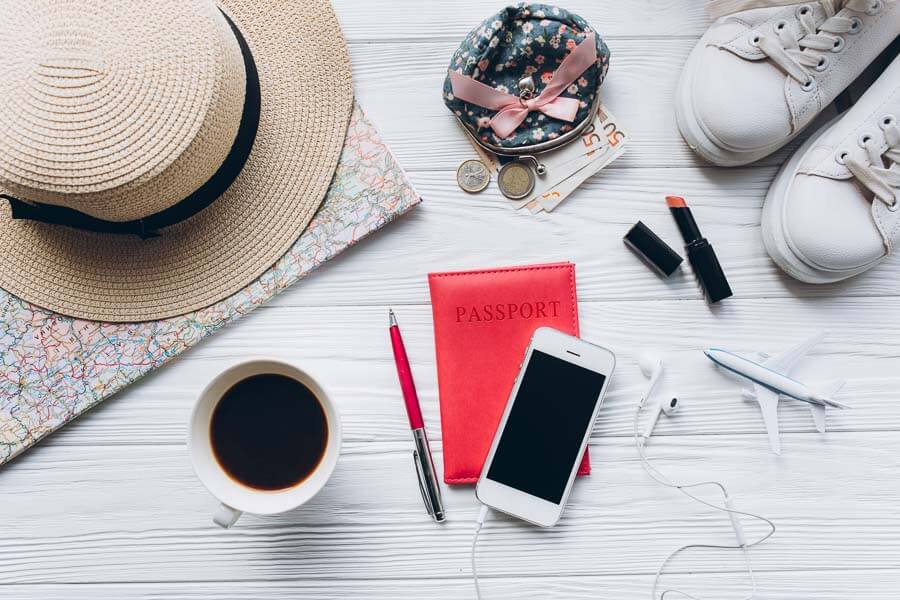 Mesa con pasaporte, móvil, mapa, café y accesorios de viaje listos para salir, ideal para planificar y usar Internet en Europa.