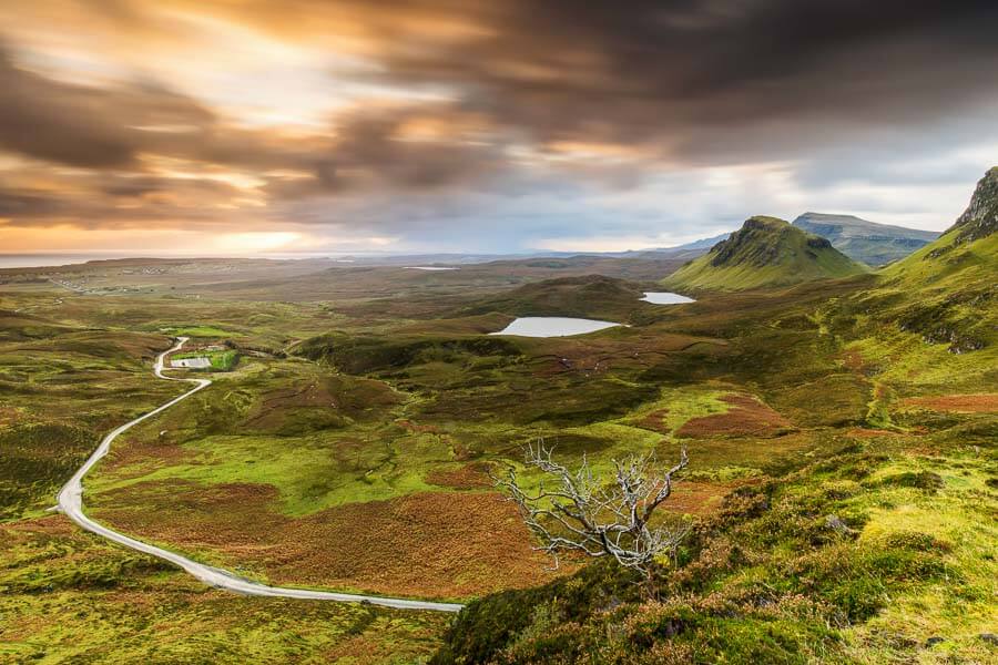 Paisaje montañoso del Quiraing al atardecer, uno de los miradores más espectaculares que ver en la Isla de Skye en 1 día