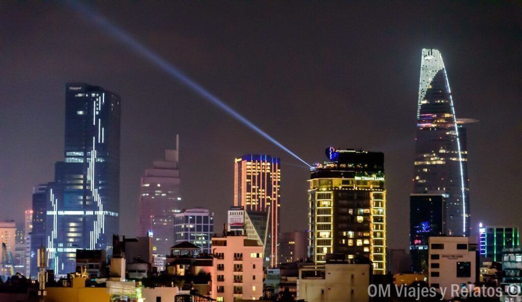 Skyline nocturno de Saigón visto desde el hotel Duc Vuong, una panorámica moderna que ver en Ho Chi Minh en 1 día.