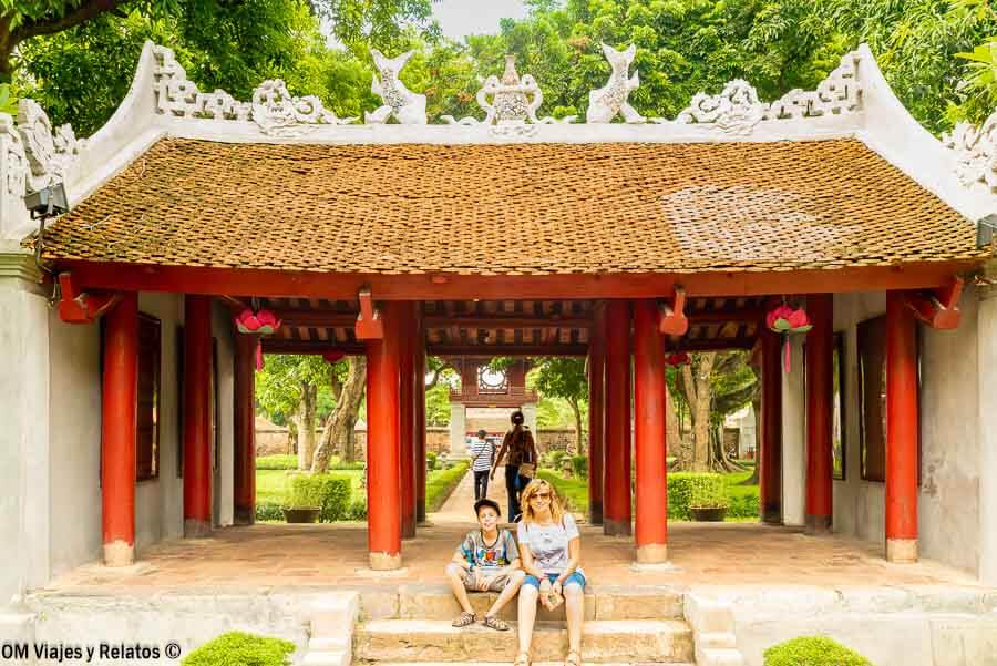 Foto mía y de mi hijo en el Templo de la Literatura en una guía sobre que ver en Hanoi en dos dias.