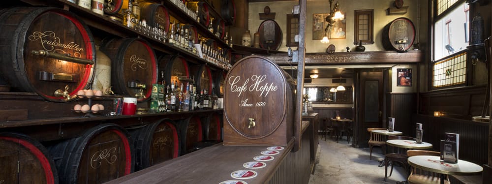 Interior del Café Hoppe en Ámsterdam, una parada con encanto en Amsterdam en un día.