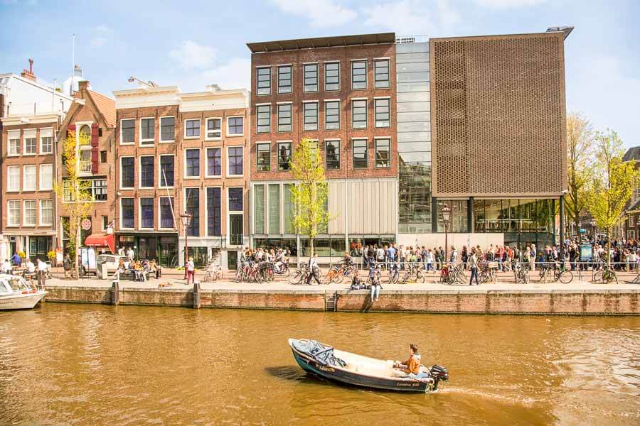 Casa de Ana Frank junto a un canal, una visita histórica imprescindible para conocer Ámsterdam en un dia.