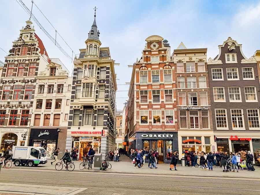 Edificios históricos y ambiente urbano en el centro de Ámsterdam, una zona perfecta para recorrer Ámsterdam en un dia.