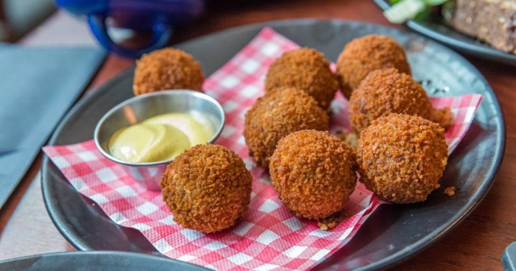Croquetas típicas de Ámsterdam, un bocado imprescindible para disfrutar Amsterdam en un día.