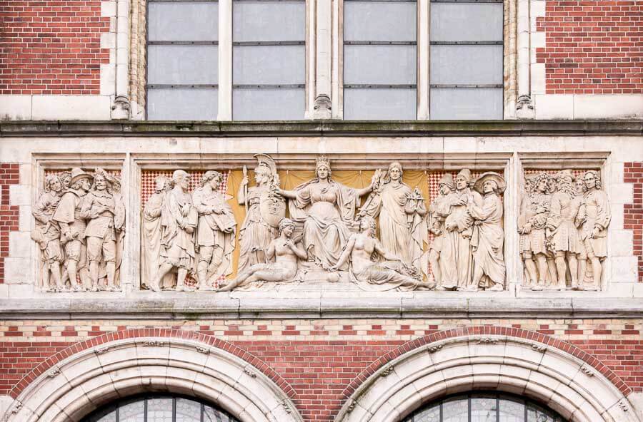 Detalle escultórico en Museumplein, una visita cultural imprescindible sobre Amsterdam en un día.
