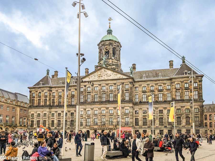 Plaza Dam con el Palacio Real de Ámsterdam, una parada histórica imprescindible para recorrer Ámsterdam en un dia.