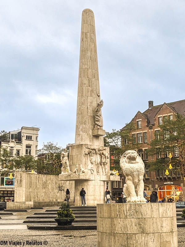 Monumento Nacional de Ámsterdam en la plaza Dam, una parada imprescindible sobre Amsterdam en un día.