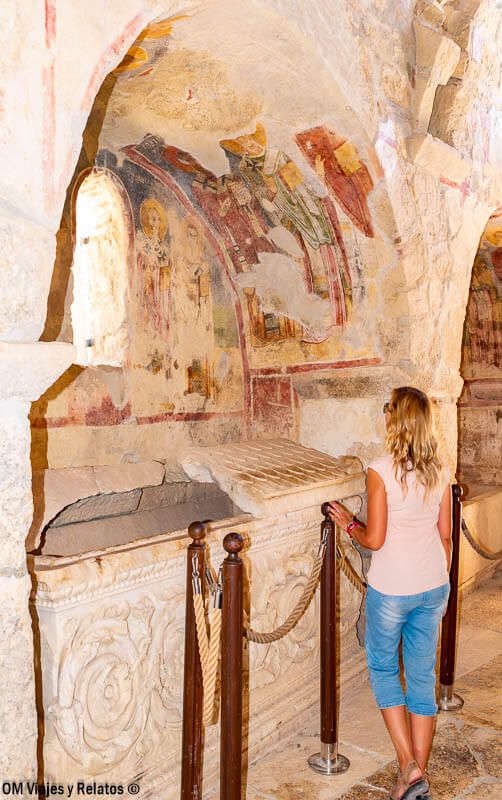 sarcofago-Iglesia-San-Nicolas-Myra-Turquia-foto-mia-junto-a-sarcofago