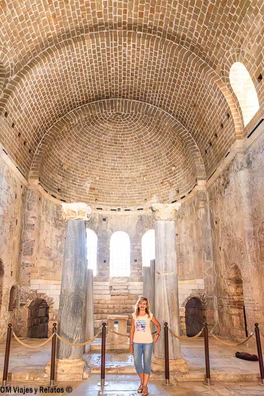 Una-servidora-visitando-la-Iglesia-de-San-Nicolas-Papa-Noel-Turquia