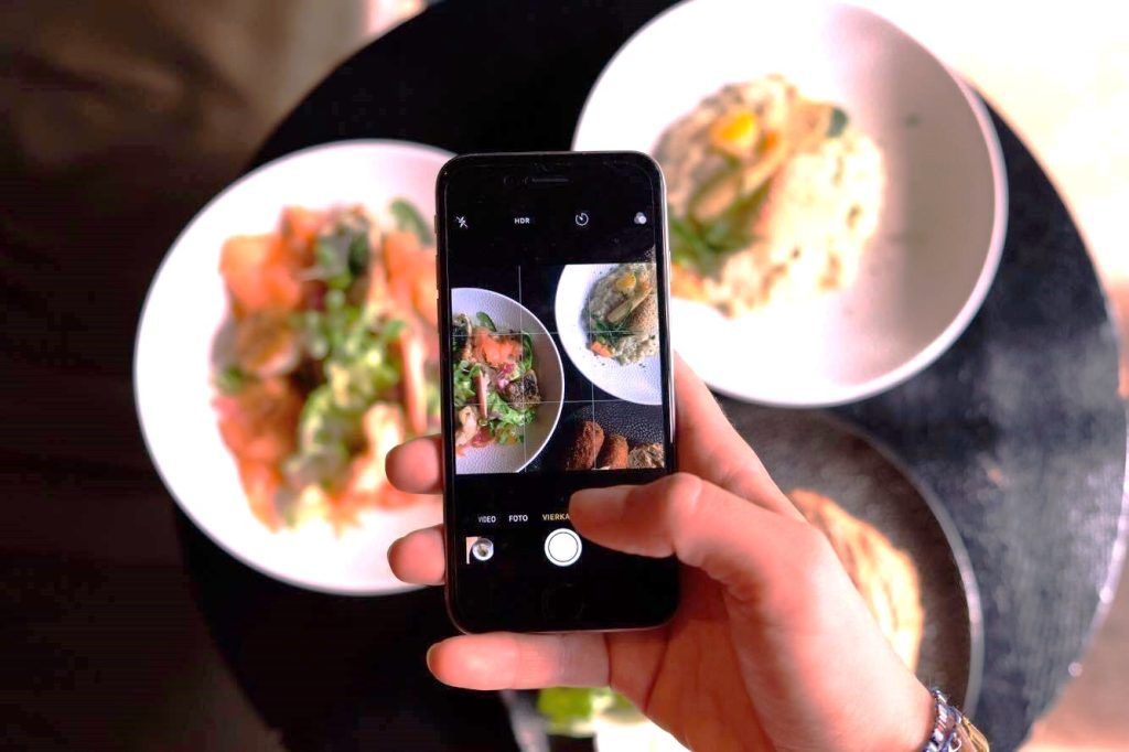 Fotografiando platos en un restaurante moderno, una experiencia gastronómica para completar Amsterdam en un día.