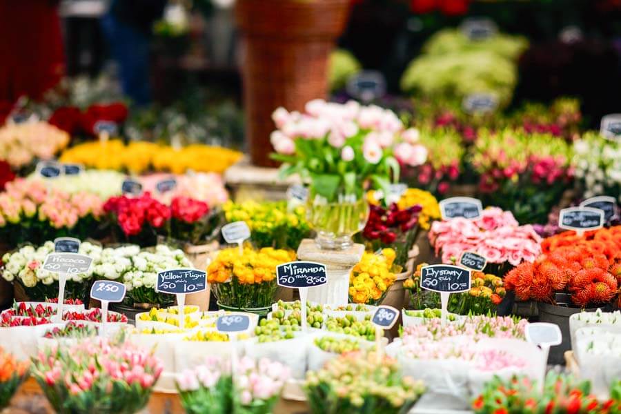Puestos con flores de colores en el mercado de flores, una visita alegre y típica para disfrutar Amsterdam en un dia.