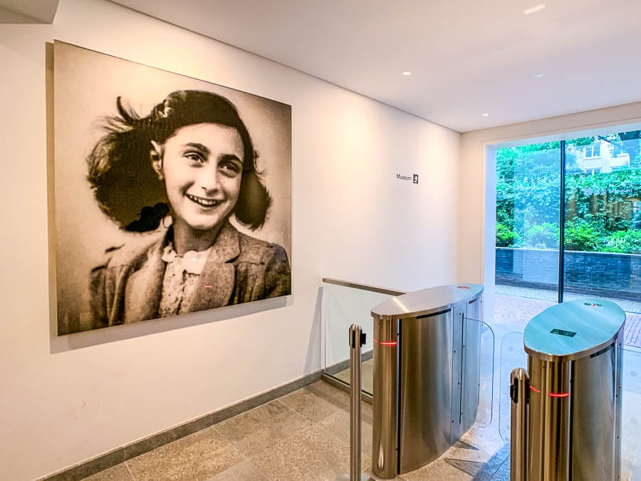 Entrada a la Casa de Ana Frank en Ámsterdam, una visita imprescindible sobre Amsterdam en un día.