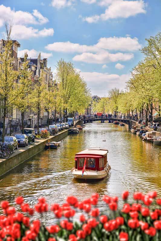 Paseo en barco por los canales de Ámsterdam, una experiencia imprescindible sobre Amsterdam en un día.