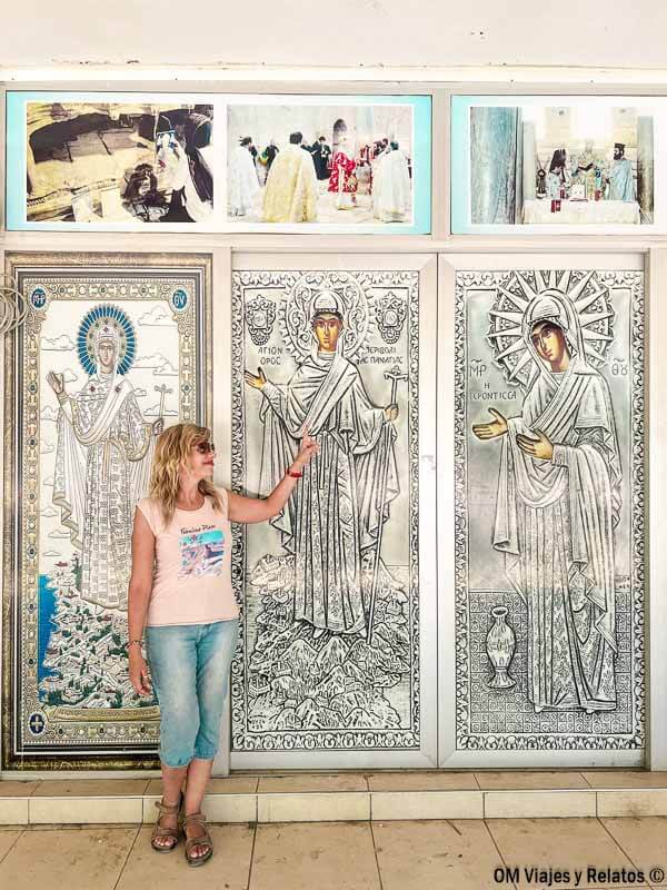 San-Nicolas-de-Myra-origen-Santa-Clausa-foto-mia-junto-al-Mural-de-San-Nicolas