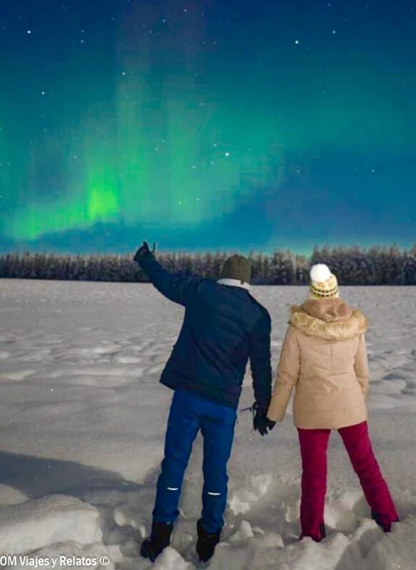 caza-auroras-Rovaniemi-excursion-foto-nuestra-con-auroras-al-fondo