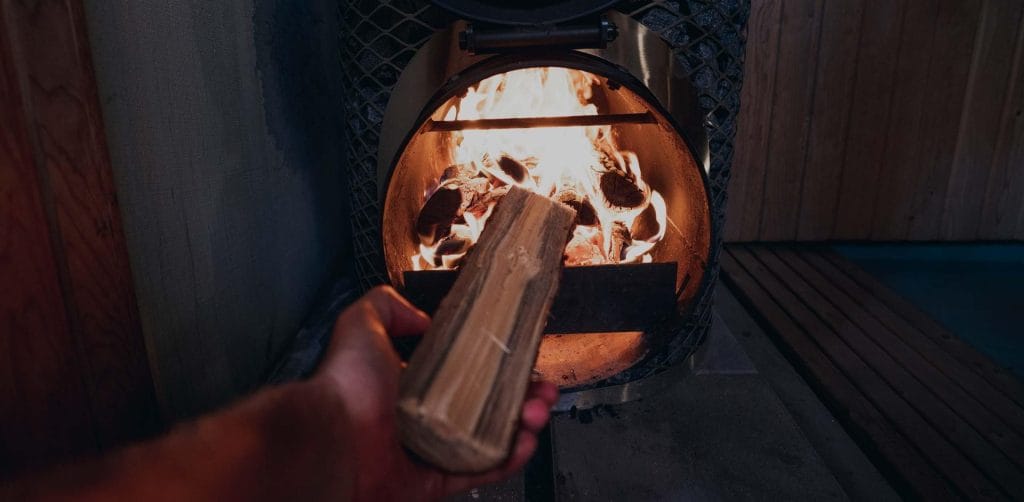 tour-de-sauna-finlandesa-tradicional-baño-lago-helado-artico-en-Rovaniemi