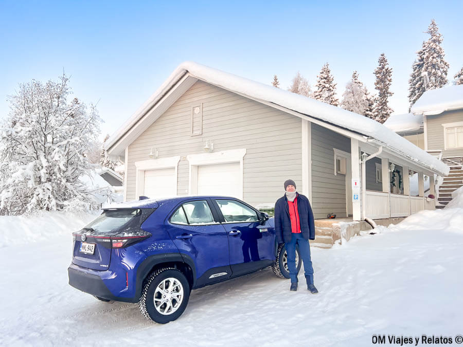 foto-de-Jc-junto-al-coche-de-alquiler-que-reservamos-en-Finlandia