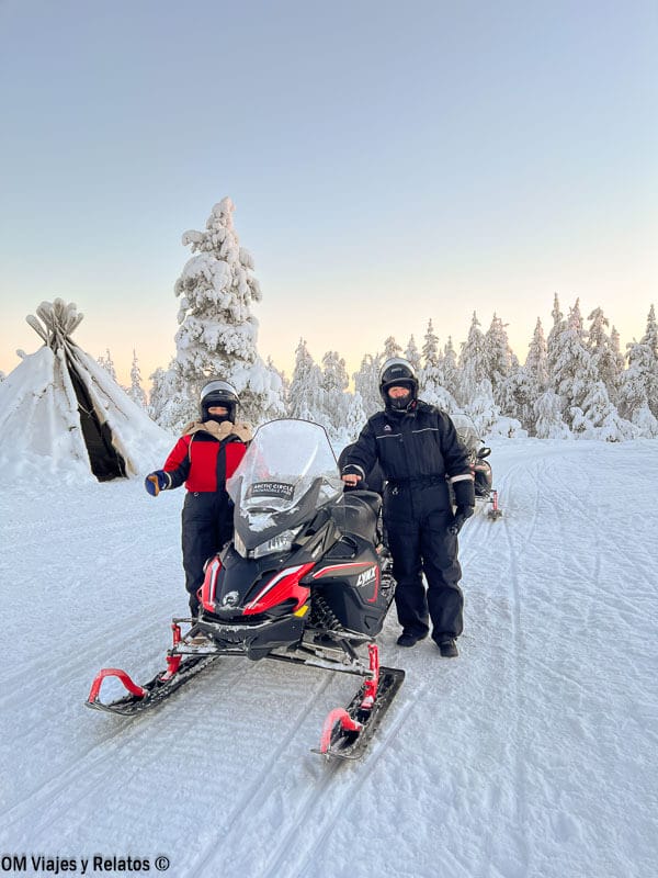 JC y yo equipados para conducir moto de nieve al viajar a Laponia por libre