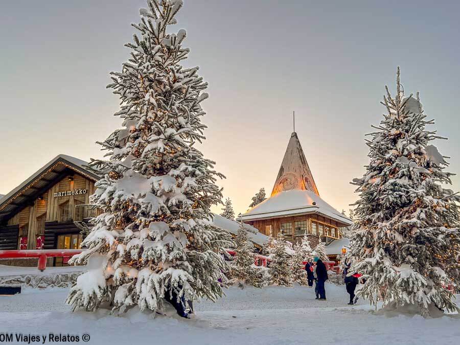 Viajar a Laponia por libre y visitar la aldea de Santa Claus rodeada de pinos nevados