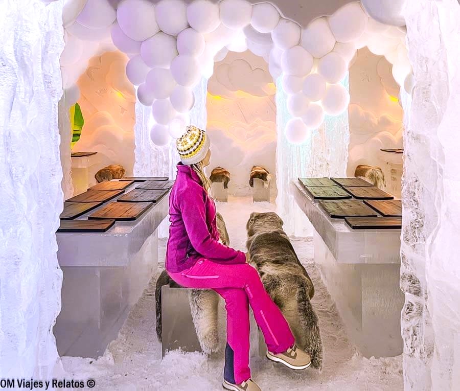 foto-mia-posando-en-el-restaurante-de-hielo-de-Finlandia-Laponia