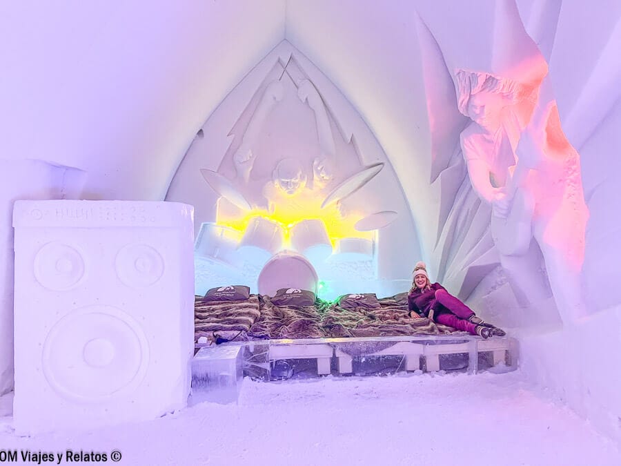 dormir-en-hotel-de-hielo-Laponia-foto-mia-recuerdo-sobre-cama-habitacion-hielo
