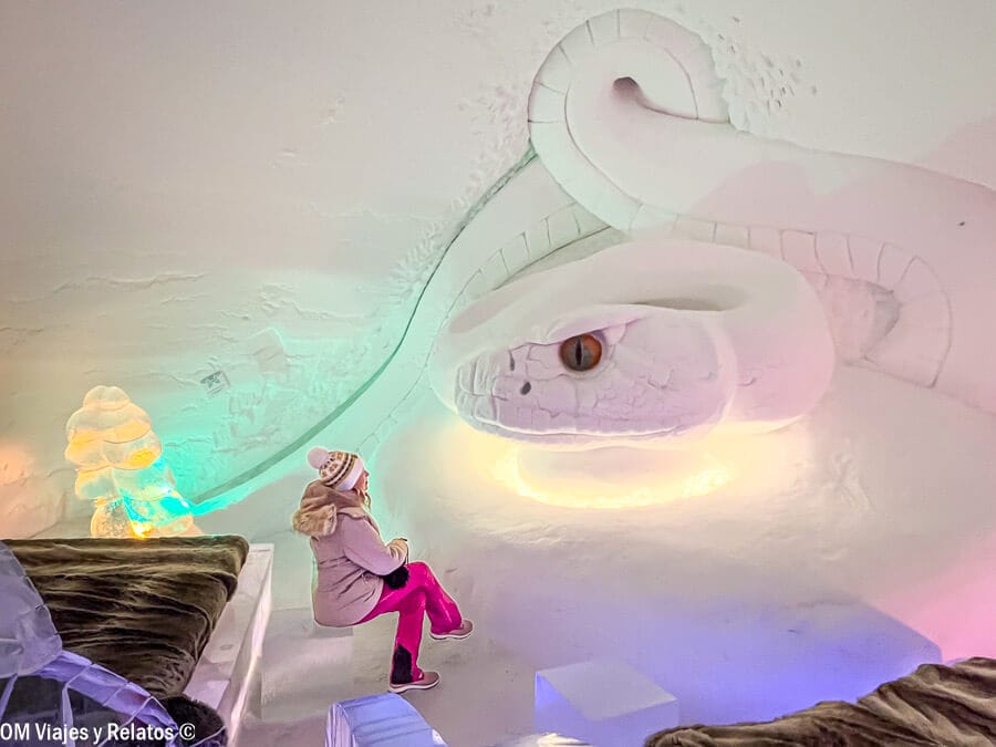 visitar-un-hotel-de-hielo-en-Finlandia-foto-mia-en-una-habitacion-de-hielo-junto-a-serpiente-hielo