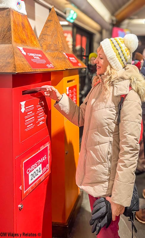 foto-mia-echando-una-carta-desde-la-Oficina-Correos-de-Santa-Claus-Village