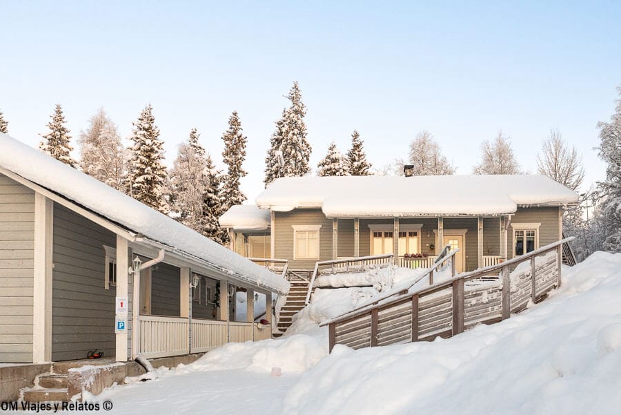 nuestra cabaña finlandesa en Laponia rodeada de nieve y bosque ártico al viajar a Laponia por libre