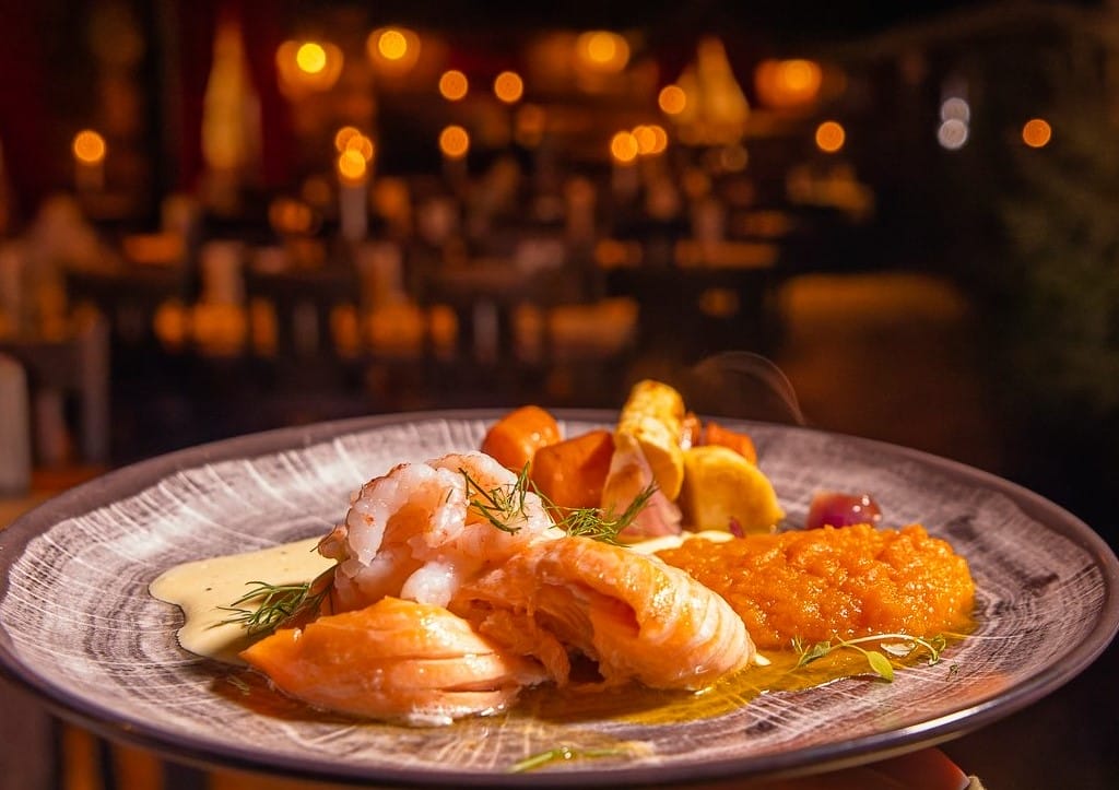 comer-salmon-en-Laponia-restaurantes-Santa-Claus-Village-Laponia
