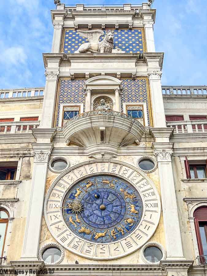 La Torre dell’Orologio con su reloj astronómico renacentista, una joya única que visitar en la Plaza de San Marcos en Venecia.