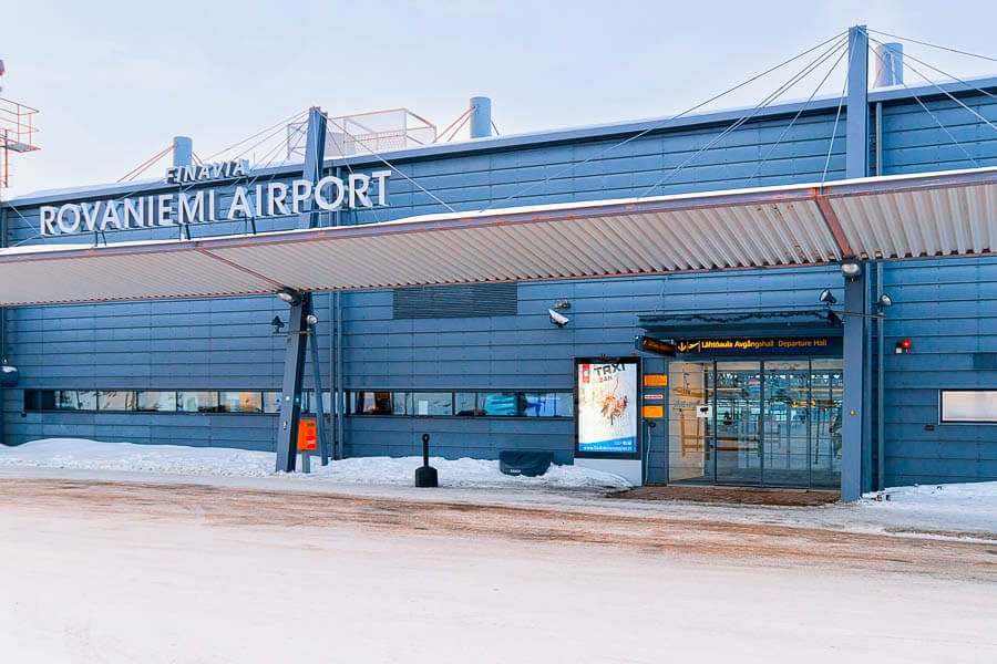 Entrada principal del aeropuerto de Rovaniemi en invierno, punto de partida para descubrir como ir del aeropuerto de Rovaniemi al centro.