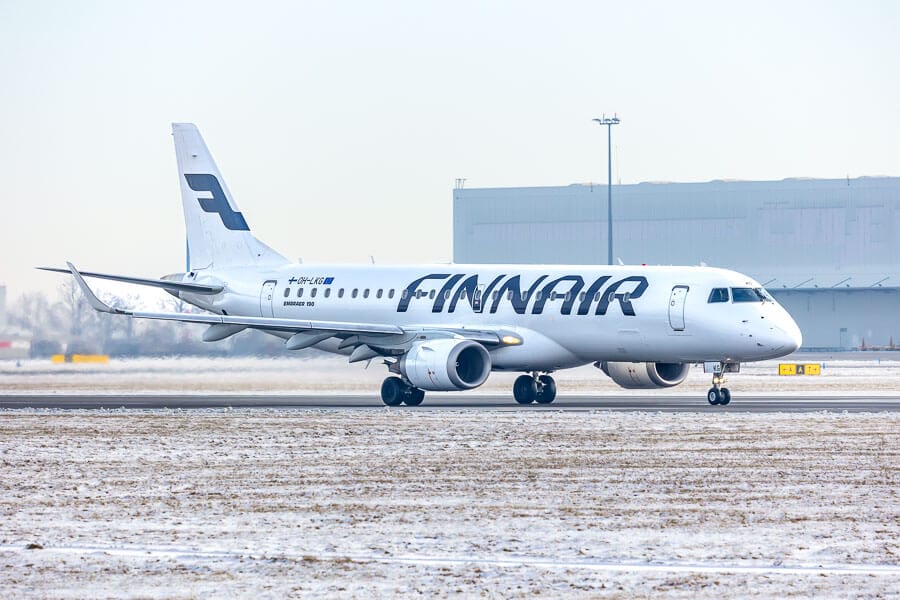 Avión de Finnair aterrizando en el aeropuerto de Rovaniemi en invierno, imagen relacionada con como ir del aeropuerto de Rovaniemi al centro.
