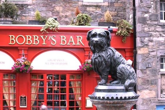 Estatua de Greyfriars Bobby frente a Bobby’s Bar, uno de los lugares más entrañables que ver en Edimburgo en 4 días.