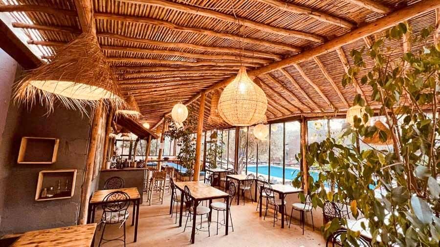 Zona comedor del Riad Le Coco Canel en Marrakech con lámparas de fibras naturales y ambiente acogedor, una opción con encanto entre los mejores riads donde alojarse en Marrakech.