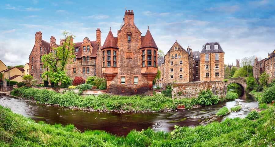 Casas históricas junto al río en Dean Village, uno de los rincones más pintorescos que ver en Edimburgo en 4 días.