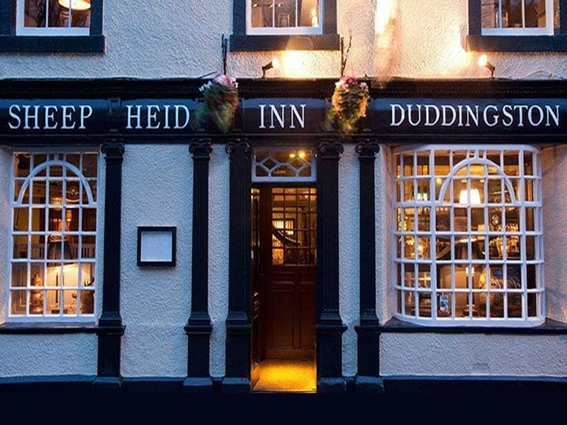 Fachada del Sheep Heid Inn en Duddingston, el pub más antiguo de Escocia que ver en Edimburgo en 4 días.
