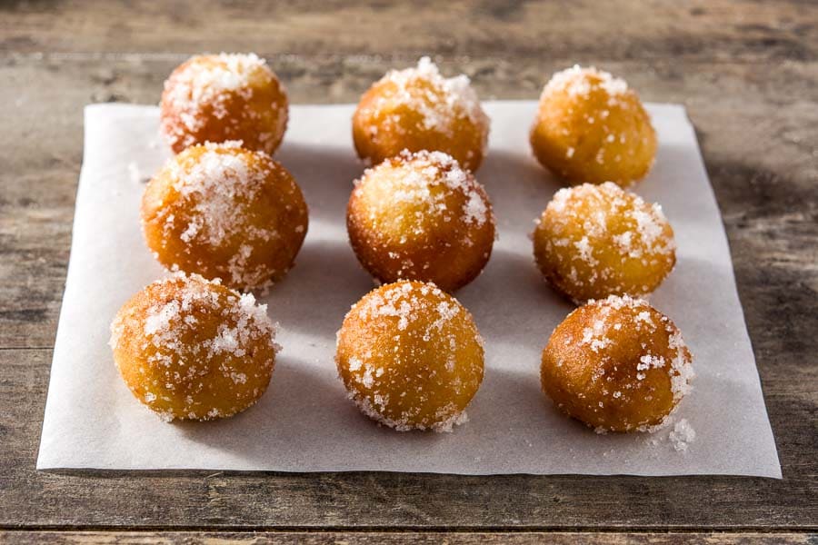 Frittelle venecianas espolvoreadas con azúcar, un dulce típico que probar y que hacer en Venecia en Carnaval.