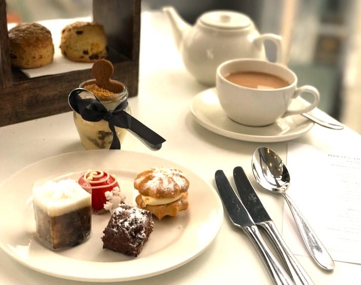 Té escocés con dulces y scones, una experiencia gastronómica imprescindible que ver en Edimburgo en 4 días.