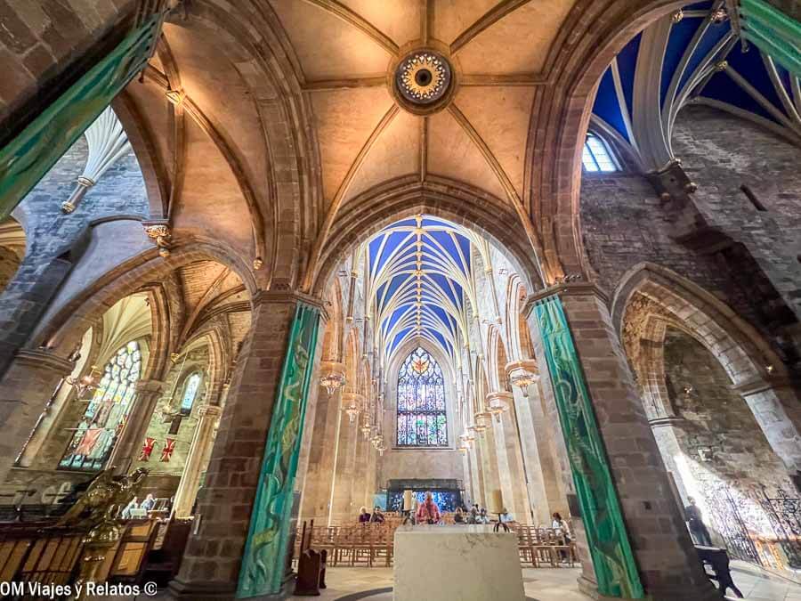 Interior de la Catedral de St Giles con sus vitrales y bóvedas góticas, una visita esencial que ver en Edimburgo en 4 días.